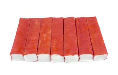 Yengeç çubukları grubu beyaz arkaplanda izole edildi