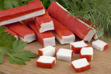 Yemek için hazırlanan lezzetli yengeç sopa. Deniz ürünleri.