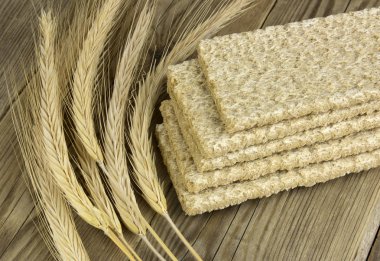 Gevrek crispbread ahşap arka plan üzerinde. Gevrek Diyet fitness ekmek. Kilo kaybı için gıda.