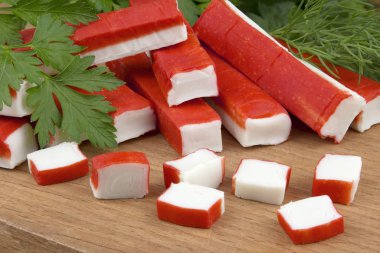 Yemek için hazırlanan lezzetli yengeç sopa. Deniz ürünleri.