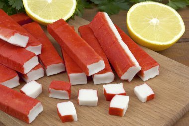 Yemek için hazırlanan lezzetli yengeç sopa. Deniz ürünleri.