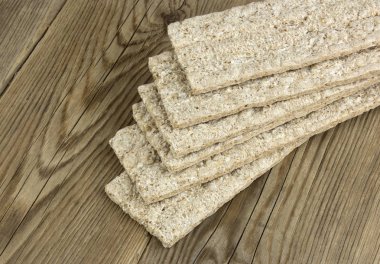 Gevrek crispbread ahşap arka plan üzerinde. Gevrek Diyet fitness ekmek. Kilo kaybı için gıda.