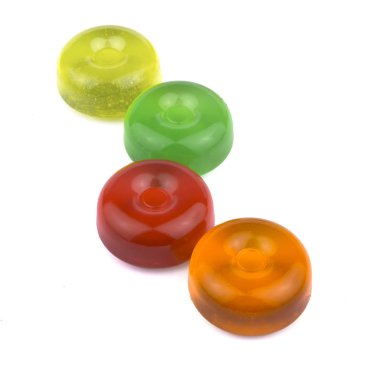 Renkli meyve sert şeker şeker, haşlanmış şeker veya şeker erik beyaz arka plan kesme izole yığını