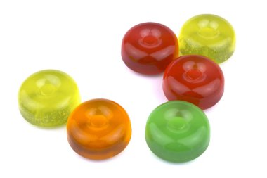 Renkli meyve sert şeker şeker, haşlanmış şeker veya şeker erik beyaz arka plan kesme izole yığını