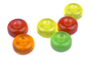 Renkli meyve sert şeker şeker, haşlanmış şeker veya şeker erik beyaz arka plan kesme izole yığını