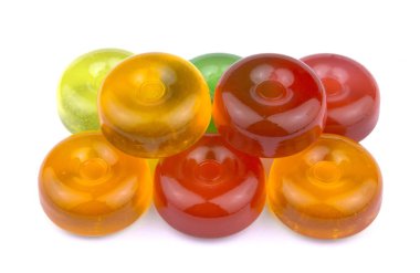 Renkli meyve sert şeker şeker, haşlanmış şeker veya şeker erik beyaz arka plan kesme izole yığını