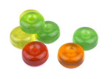 Renkli meyve sert şeker şeker, haşlanmış şeker veya şeker erik beyaz arka plan kesme izole yığını