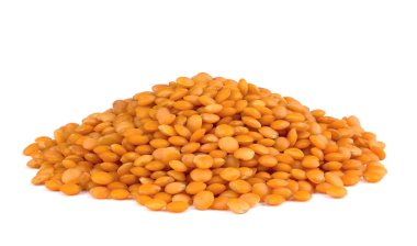 Beyaz arkaplanda mercimek izole