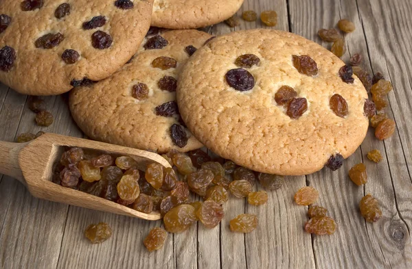 Mazsola, sötét fából készült háttér előtt, zabliszt cookie-k — Stock Fotó