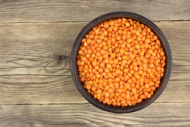 Plaka ahşap arka plan üzerinde kırmızı mercimek