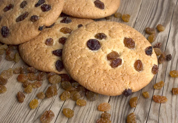 Zabliszt cookie-kat, mazsolával, sötét fából készült háttér — Stock Fotó