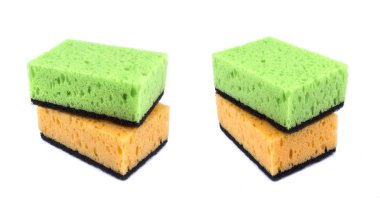 Beyaz bir arka plan üzerinde izole mutfak süngerler