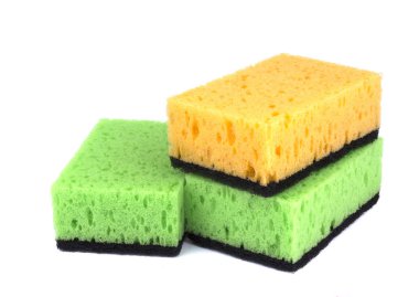 Beyaz bir arka plan üzerinde izole mutfak süngerler