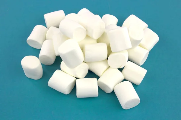 Mini-Marshmallows auf blauem Hintergrund. geometrisches Muster von wh — Stockfoto