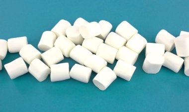 Mavi arka planda mini şekerlemeler. wh geometrik desen