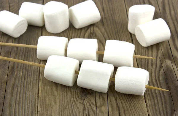 Marshmallow branco fofo na mesa de madeira velha — Fotografia de Stock