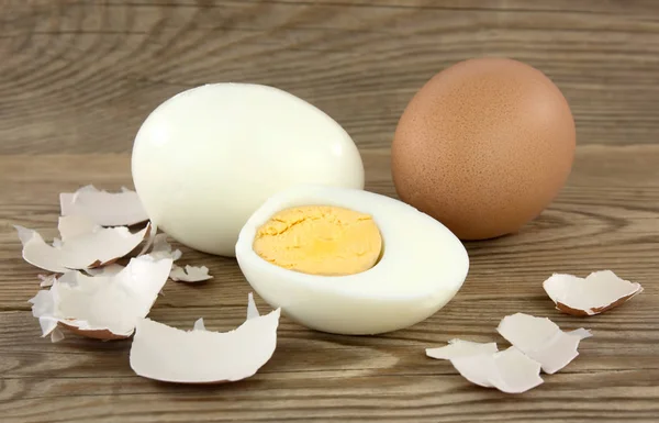 Dilimlenmiş haşlanmış yumurta. Haşlanmış yumurta ile salata pişirme