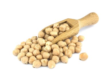 Beyaz backgr izole görülen nohut ile küçük ahşap kepçe