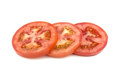 Beyaz arka plan üzerinde izole domates dilimleri