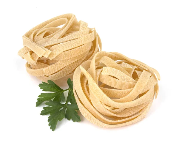 Ninho de fettuccine de pasta italiana isolado em fundo branco — Fotografia de Stock