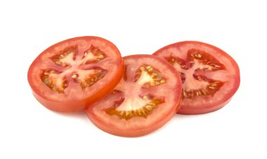 Beyaz arka plan üzerinde izole domates dilimleri