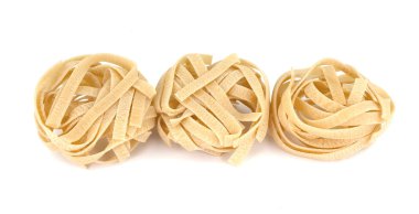 İtalyan hamur fettuccine yuva beyaz arka plan izole 