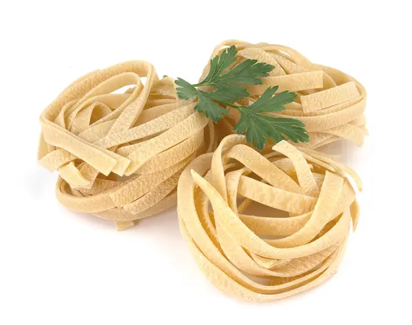 Italiaanse plakken Fettuccine nest geïsoleerd op witte achtergrond — Stockfoto