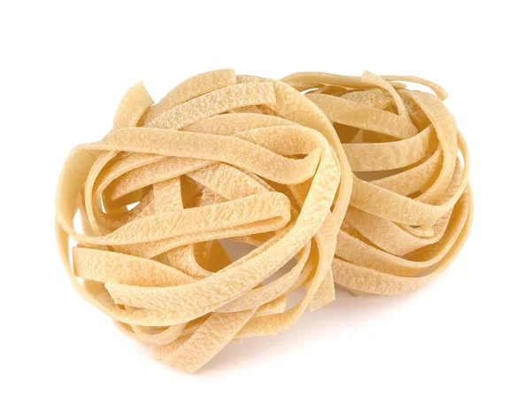 Ninho de fettuccine de pasta italiana isolado em fundo branco — Fotografia de Stock