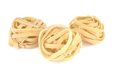 İtalyan hamur fettuccine yuva beyaz arka plan izole 