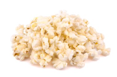 Lezzetli patlamış mısır yığını, beyaz arka planda izole, lezzetli, doğal
