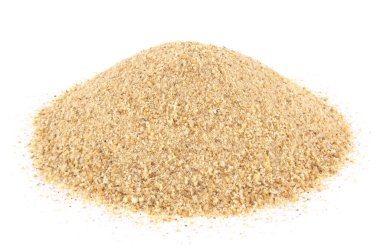 Beyaza izole edilmiş ekmek kırıntıları. Doğal besin maddesi.