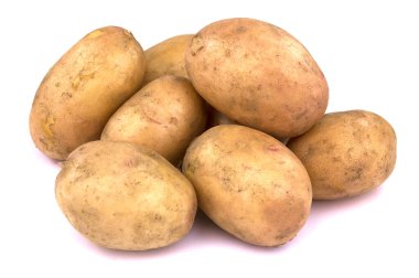 Genç patates beyaz arka planda izole edilmiş. Yeni hasat.