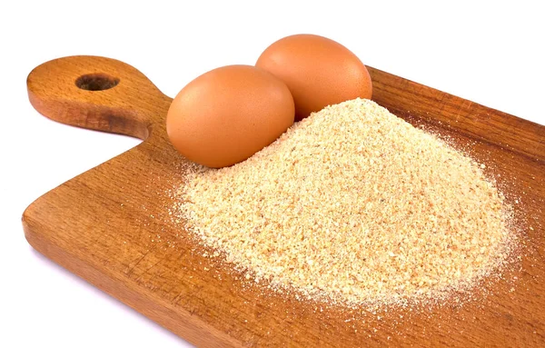 Pilha Farinha Rosca Com Dois Ovos Isolados Branco Ingrediente Alimentar — Fotografia de Stock
