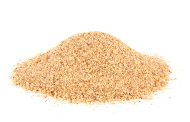 Beyaza izole edilmiş ekmek kırıntıları. Doğal besin maddesi.