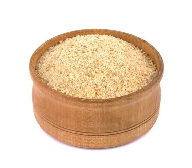 Beyaza izole edilmiş ekmek kırıntılarıyla dolu bir kâse. Doğal besin maddesi.