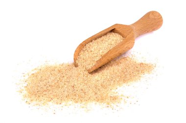 Beyaz üzerine izole edilmiş ekmek kırıntıları ve kaşık yığını. Doğal besin maddesi.