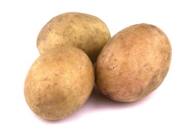 Genç patates beyaz arka planda izole edilmiş. Yeni hasat.