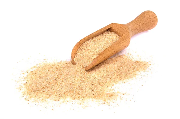 Beyaz üzerine izole edilmiş ekmek kırıntıları ve kaşık yığını. Doğal besin maddesi.