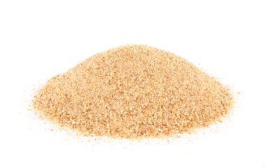 Beyaza izole edilmiş ekmek kırıntıları. Doğal besin maddesi.