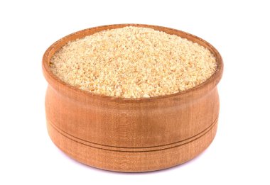 Beyaza izole edilmiş ekmek kırıntılarıyla dolu bir kâse. Doğal besin maddesi.