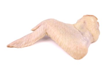 Beyaz arka planda soyutlanmış çiğ tavuk kanatları, lezzetli, doğal