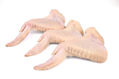 Beyaz arka planda soyutlanmış çiğ tavuk kanatları, lezzetli, doğal