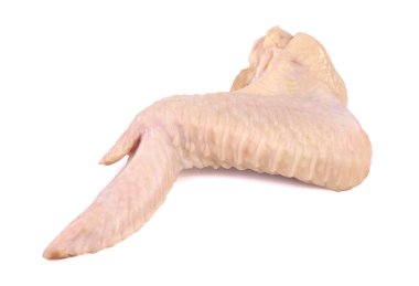 Beyaz arka planda soyutlanmış çiğ tavuk kanatları, lezzetli, doğal