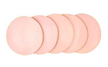 Dilimlenmiş jambon sosisi beyaz arka planda izole edilmiş, lezzetli, doğal..