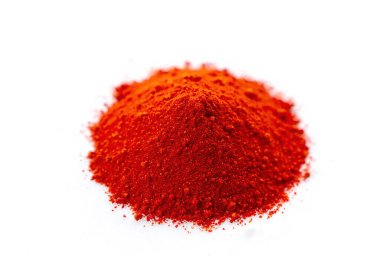 Ezilmiş kırmızı arnavut biberi, beyaz arka planda baharatlar.