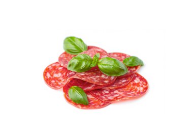 Beyaz arka planda izole edilmiş salam dilimleri. Sosis ve fesleğen yaprakları