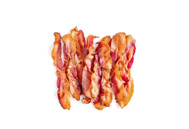Beyaz arka planda izole edilmiş lezzetli kızarmış pastırma parçaları.