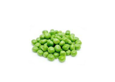 Beyaz arkaplanda taze yeşil bezelyeler.. 