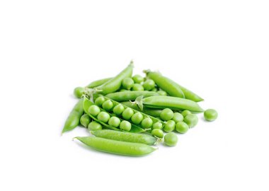 Beyaz arkaplanda taze yeşil bezelyeler.. 