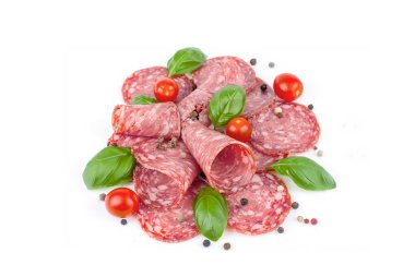 Beyaz arka planda izole edilmiş salam dilimleri. Sosis ve fesleğen yaprakları ve baharatlar ve kiraz domatesleri.